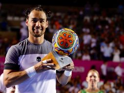 El tenista italiano Fabio Fognini posa con su trofeo luego de vencer al argentino Juan Martín del Potro. EFE/J. Reyes