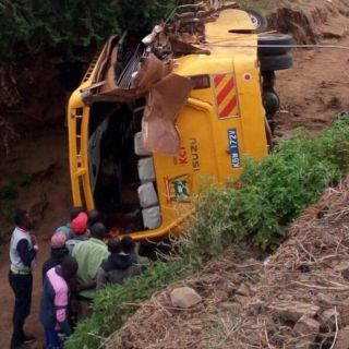 Autobús escolar se accidenta en Kenia; mueren nueve niños
