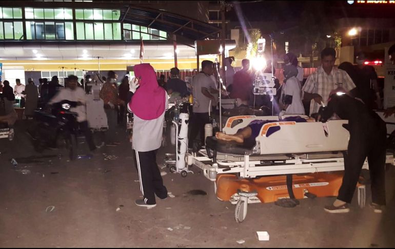 Personal de hospitales tuvieron que sacar a los pacientes del lugar después de que ocurriera el terremoto. AFP / R. Siswati