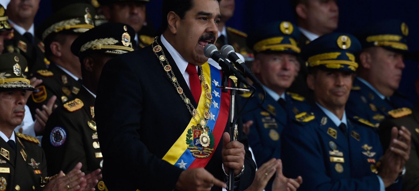 Maduro responsabilizó a Juan Manuel Santos de estar detrás del hecho. AFP / J. Barreto