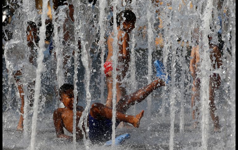 Niños se refrescan en una fuente en Barcelona, España. Una onda de calor africano afecta Europa y deja temperaturas de hasta 47 grados en España y Portugal. AP/M. Fernández