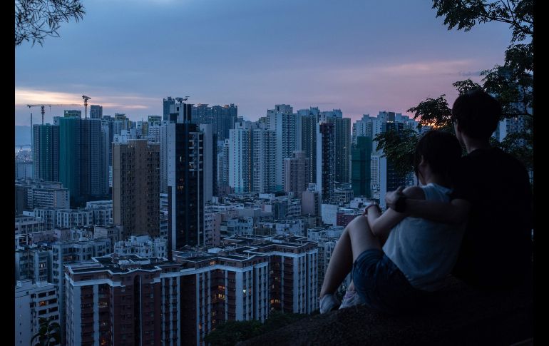 Un amanecer desde una zona alta en el distrito Shek Kip Mei de Hong Kong. AFP/P. Fong