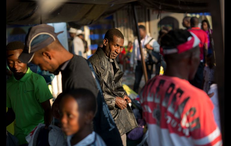Habitantes se prueban ropa en un mercado en Bulawayo, Zimbabue. AP/J. Delay