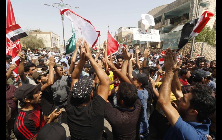 Iraquíes gritan en una protesta en Basra, donde se registran manifestaciones por los cortes de electricidad, desempleo y falta de agua limpia. AFP/H. Mohammed Ali