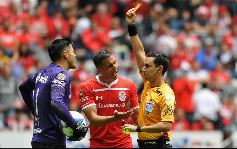 Ramos expulsó al portero de Toluca, Alfredo Talavera, por reclamos excesivos. AFP´/R. Vázquez