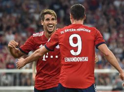 Martínez celebra con Lewandowski el único gol del partido. AFP/C. Stache