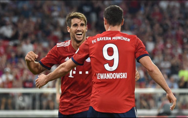 Martínez celebra con Lewandowski el único gol del partido. AFP/C. Stache