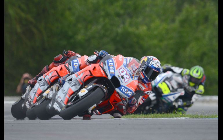 Andrea Dovizioso, de Italia, lidera al pelotón en la competencia de Moto GP en Brno, República Checa. AFP/M. Cizek