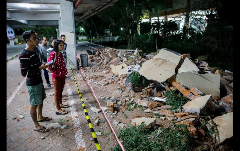 Escombros en las inmediaciones de un centro comercial después de un sismo en Denpasar, en la isla indonesia de Bali. EFE/EPA/M. Nagi