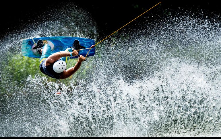 Un hombre salta con su tabla en un área para esquí acuático en el lago Blauer de Garbsen, Alemania. AFP/DPA/P. Steffen
