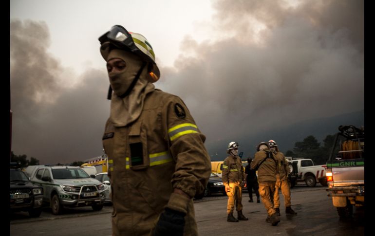 Un grupo de bomberos participa en las labores de combate de un incendio en Monchique, en el sur de Portugal.