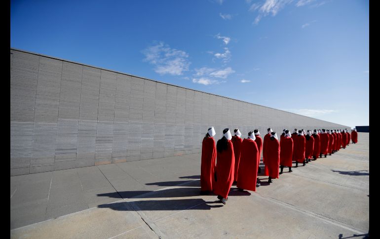 Activistas a favor del aborto marchan en Buenos Aires, Argentina, disfrazadas como los personajes de 