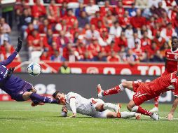 Ángel Zaldívar puso el 2-1 a favor de Chivas con un remate de palomita. Fue su segundo gol en el partido. MEXSPORT