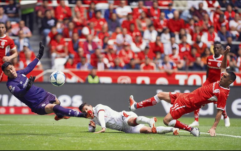 Ángel Zaldívar puso el 2-1 a favor de Chivas con un remate de palomita. Fue su segundo gol en el partido. MEXSPORT