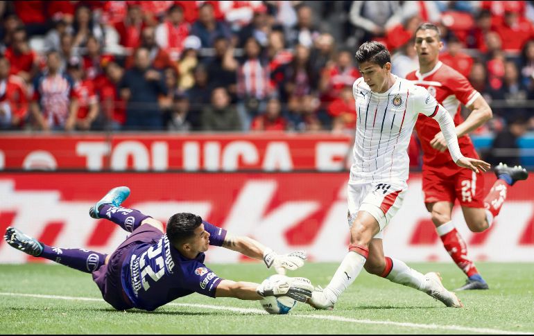 Ángel Zaldívar tuvo para hacer el triplete contra Toluca, que pudo significar el triunfo de Chivas, poco antes de finalizar el partido. MEXSPORT