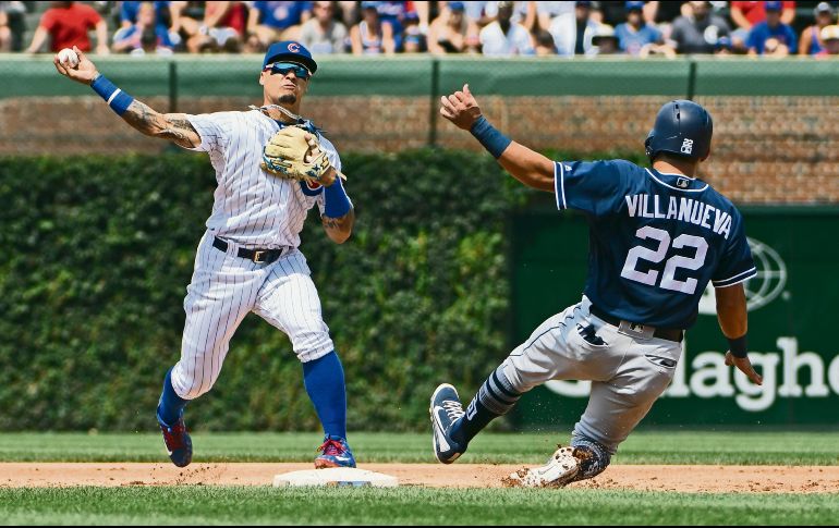 Estadio Wrigley Field. Christian Villanueva se barre para intentar llegar a segunda base durante el tercer inning del juego de ayer. AP