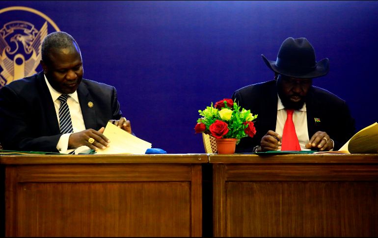 El líder rebelde Riek Machar y el presidente Salva Kir firman el acuerdo ante representantes de de la Unión Africana, la ONU y la Autoridad Intergubernamental para el Desarrollo en el Este de África. AFP/A. Shazly
