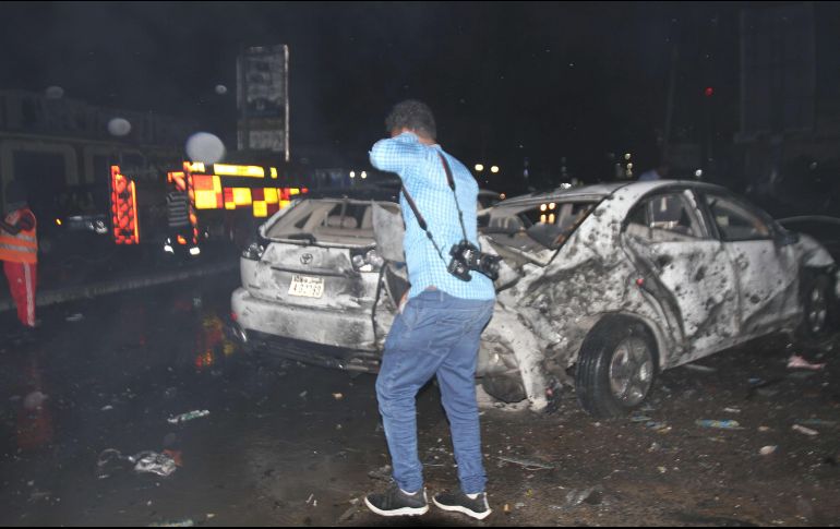 Un fotoperiodista local observa el auto bomba usado en uno de los ataques. EFE/S. Yusuf