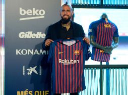 Después de la firma, Arturo Vidal posó ante las dos camisetas del equipo y se dirigió a la platea para su presentación. AFP/J. Lago