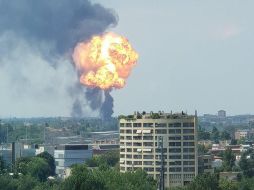 Imágenes en Twitter muestran una enorme bola de fuego y una columna de humo elevándose cerca de la terminal aérea. TWITTER / @ISABATINO