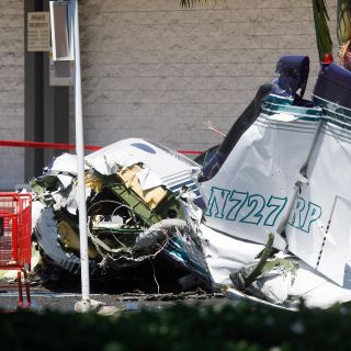 Cinco muertos, al caer avioneta en estacionamiento en California