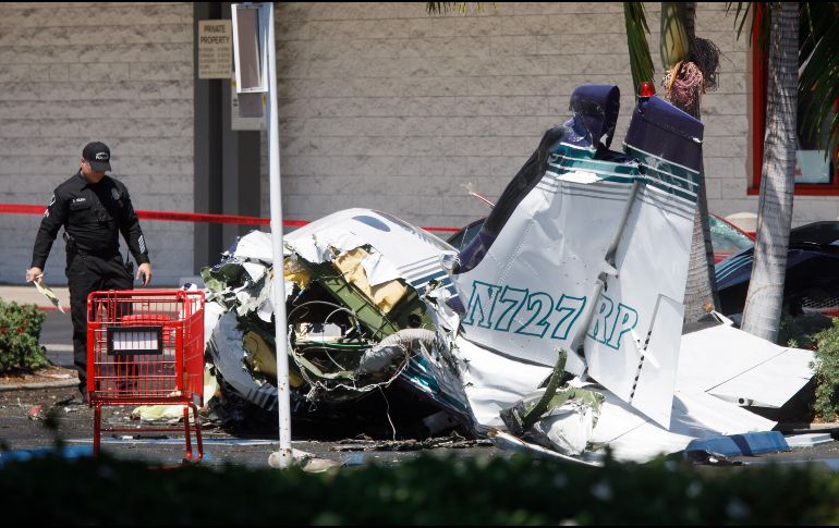Las fotografías del lugar del siniestro muestran al avión en posición vertical con daños en la panza y el auto aplastado. EFE / E. García