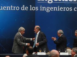 El político de Tabasco y Slim se dan la mano y el primero le da dos palmadas en la espada, lo que provoca aplausos de los asistentes. NTX / J. Espinosa