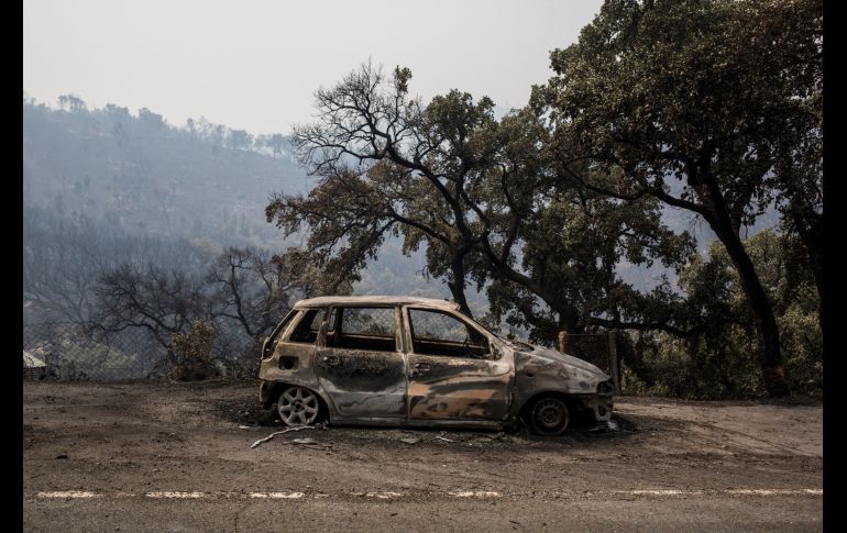 Un carro quemado se ve en las afueras de Monchique, Portugal. Los bomberos combaten todavía un incendio forestal desatado el fin de semana en la región. AP/J. Fergo
