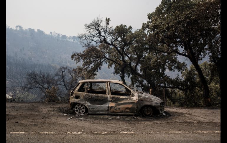 Un carro quemado se ve en las afueras de Monchique, Portugal. Los bomberos combaten todavía un incendio forestal desatado el fin de semana en la región. AP/J. Fergo