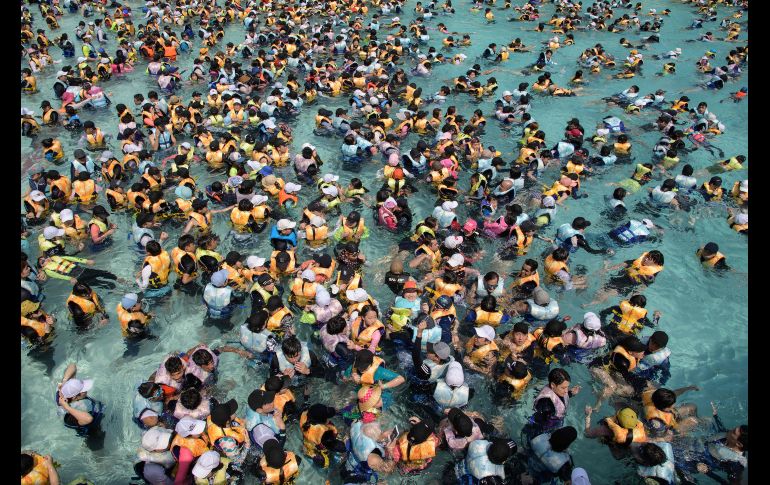 Personas nadan en una alberca de un parque acuático en Yongin, Corea del Sur. AFP/E. Jones