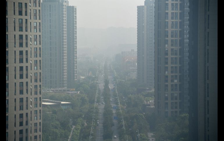 Vehículos transitan durante un día con alta contaminación en la ciudad china de Nanjing. AFP/J. Eisele