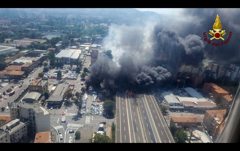 Esta imagen tomada desde un helicóptero muestra el humo tras la explosión de un camión con combustible en una carretera en Bolonia, Italia. Al menos dos personas murieron y otras 67 resultaron heridas. AFP/Vigili del Fuoco