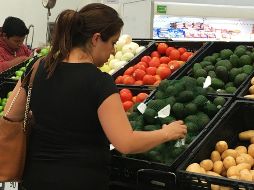  Por su parte, en el mercado Felipe Ángeles de Guadalajara, Jalisco, el kilogramo de fruto verde aumentó a 48 pesos, así como el kilo de huevo y cebolla que se vendieron en 19 y 10 pesos. NTX/ ARCHIVO