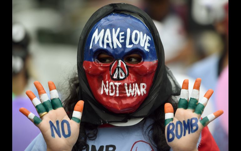 Una estudiante participa en una manifestación por el Día de Hiroshima, que recuerda el lanzamiento de la bomba atómica sobre la ciudad japonesa durante la Segunda Guerra Mundial. AFP/P. Paranjpe