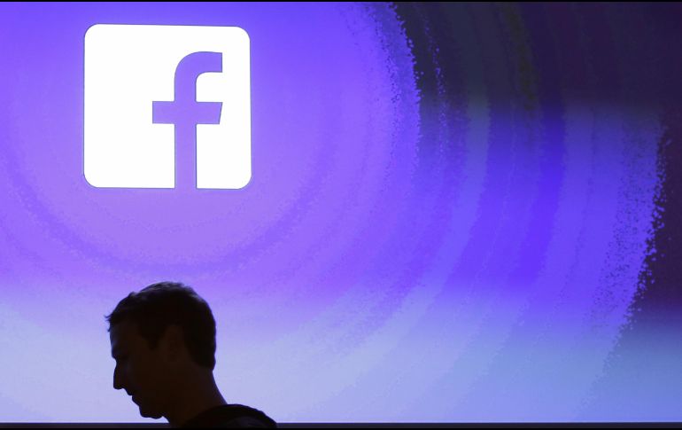 Fuentes aseguran que Facebook ofreció a los bancos una función que les permitiría a los usuarios ver el saldo de su cuenta actual y alertarlos en caso de fraude. AP / ARCHIVO