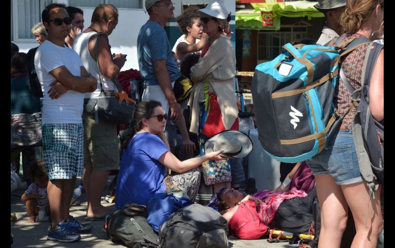 Una turista italiana herida (c) aguarda una ambulancia tras ser evacuada de las islas Gili.