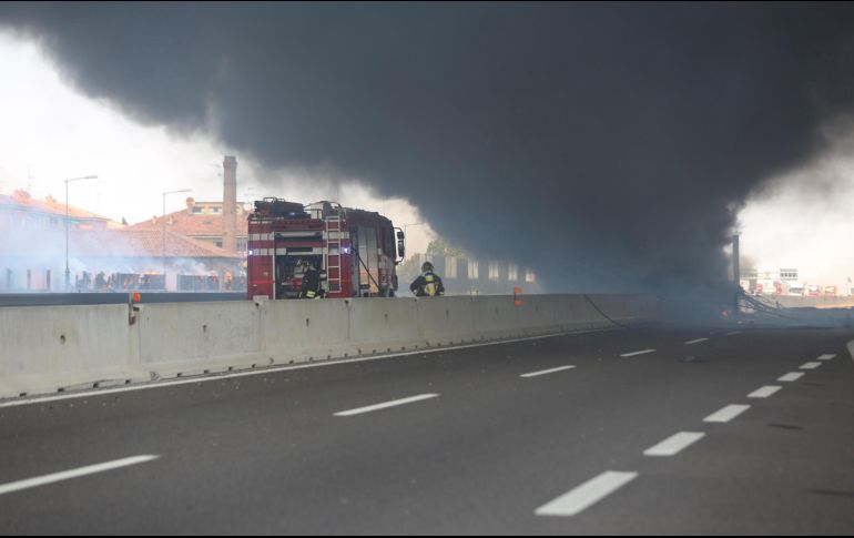Un camión cisterna con sustancias inflamables explotó en una carretera cerca de la ciudad de Bolonia. EFE / G. Benvenuti