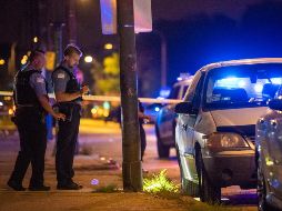 Familiares esperan afuera del hospital noticias sobre las víctimas de un tiroteo en South Side. AP / A. Pérez