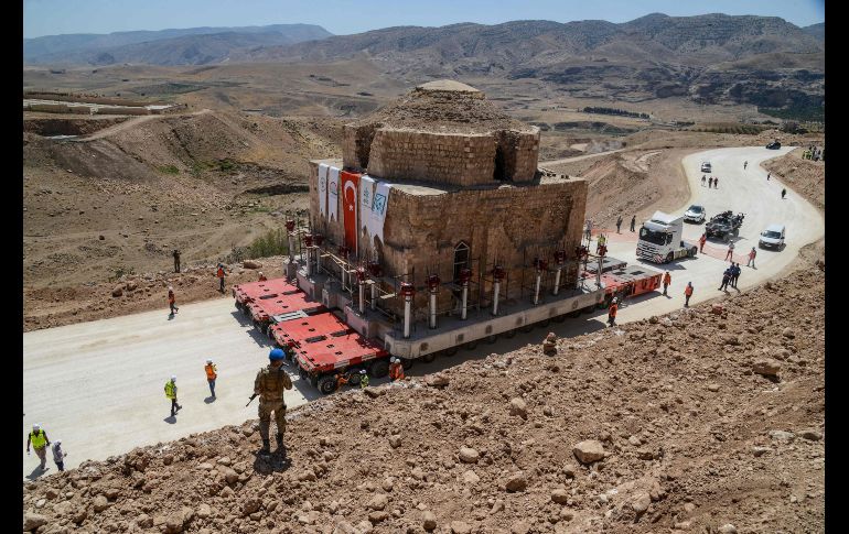 El movimiento obedece a la construcción de una presa que inundará la zona. Artuklu Hamam fue desplazado dos kilómetros por un camino construido especialmente para el operativo.