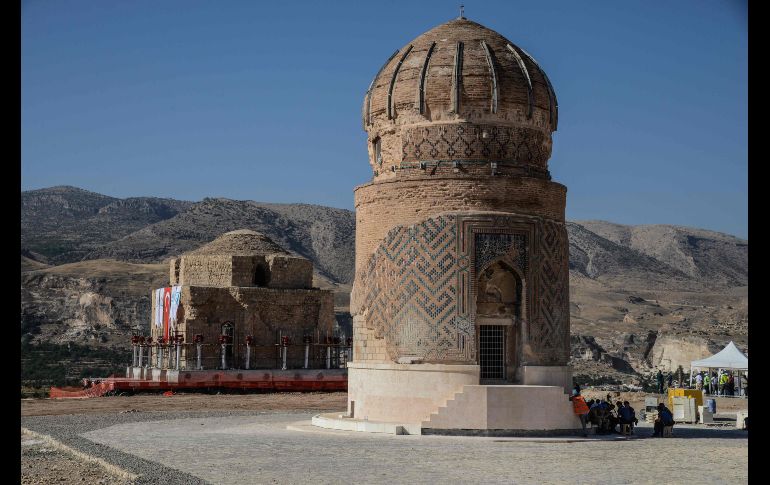 La tumba de Zeynel Bey (d), monumento del siglo 15 y con mil 100 toneladas de peso, fue desplazado el año pasado por el mismo motivo.
