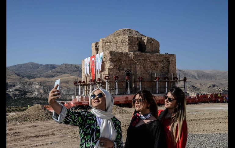 Mujeres se toman una selfie con el edificio histórico, de unos 650 años de antigüedad.