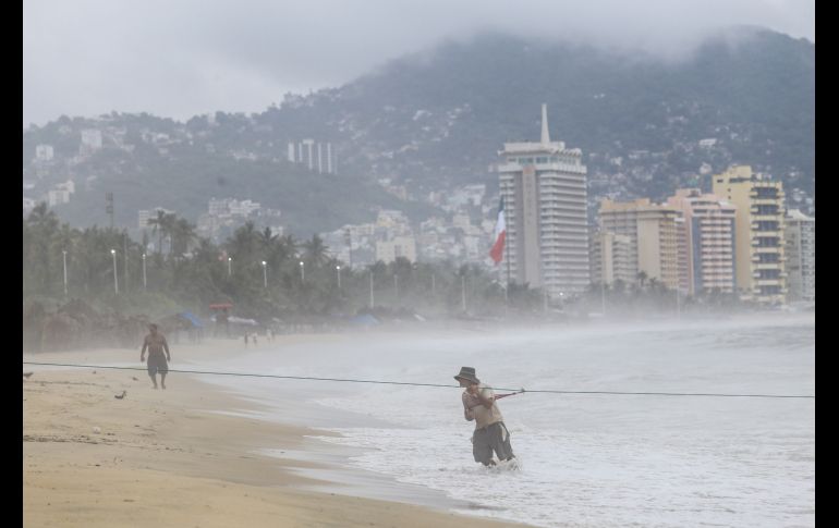 Turbulencia en el mar del puerto de Acapulco, Guerrero, debido a las tormentas tropicales 