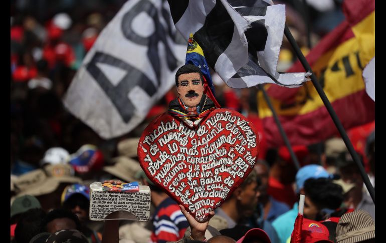 Miles de simpatizantes del presidente de Venezuela, Nicolás Maduro, marchan en Caracas para expresar su apoyo al jefe de Estado, que este sábado aseguró haber sufrido un atentado del que salió ileso. EFE/M. Gutiérrez