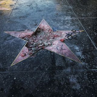 Piden retirar estrella de Trump de Paseo de la Fama