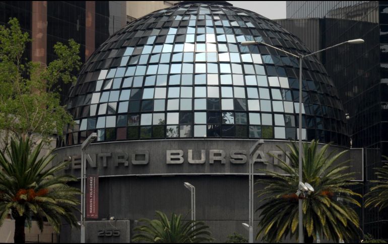 En el mercado accionario local se opera con un volumen de siete mil 070 millones de títulos, por un importe económico de 200.5 millones de pesos. NTX / ARCHIVO