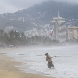 Huracán "John" llega a categoría 2 y absorbe a "Ileana" en el Pacífico