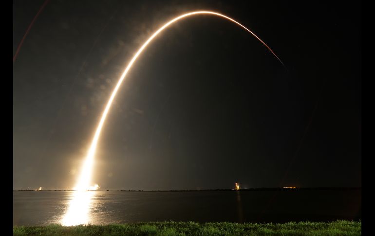 Un cohete Falcon 9 de la compañía espacial privada SpaceX despega de Cabo Cañavera, en Florida, con un satélite de comunicaciones indonesio a bordo. AP/J. Raoux