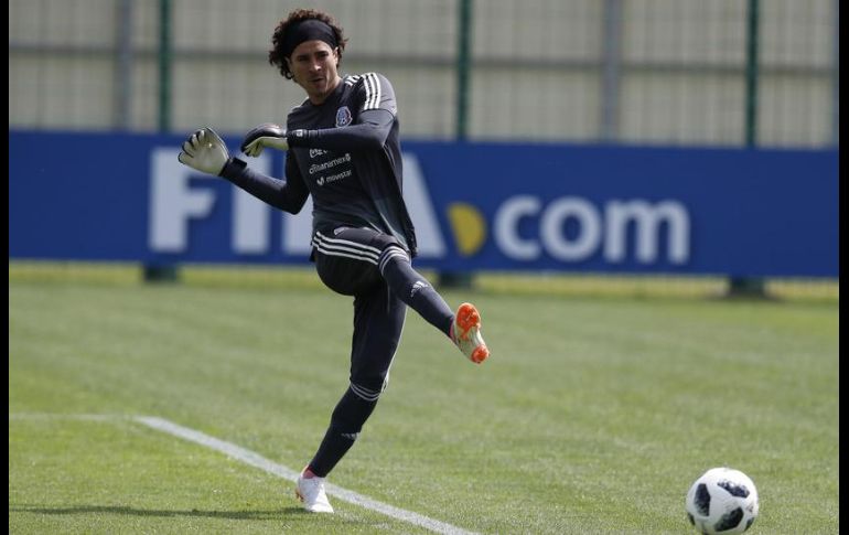 El técnico del Standard de Lieja, el equipo de Ochoa, cortó de tajo los rumores sobre su posible salida. AP