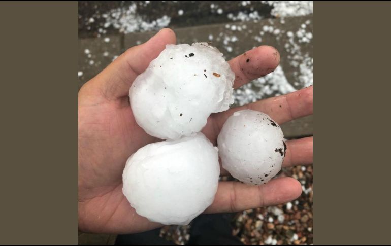 Durante la tormenta cayeron granizos del tamaño de una pelota de beisbol, justo cuando en el parque había unas tres mil 400 personas. TWITTER / @COWYRedCross
