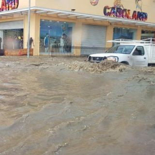 Cierran puerto de Los Cabos a embarcaciones menores por "John"